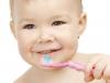 Малыш чистит зубы